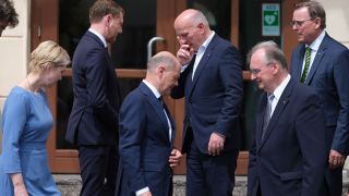 Manuela Schwesig, Michael Kretschmer, Olaf Scholz, Dietmar Woidke, Reiner Haseloff und Bodo Ramelow stehen nach einem Fototermin auf einer Treppe der Leucorea in Wittenberg, wo das eintägige Treffen der Ministerpräsidenten der ostdeutschen Länder und des Bundeskanzlers stattfindet (Bild: picture alliance/dpa/Sebastian Willnow)