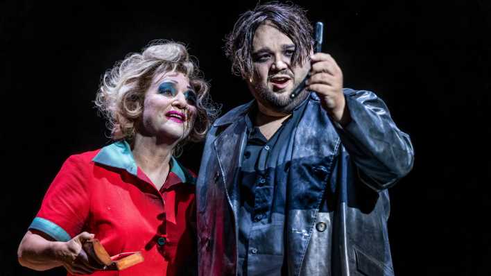 Gesine Forberger (Mrs. Lovett) und Nils Stäfe (Sweeney Todd) stehen bei einer Fotoprobe für das Stück "Sweeney Todd" auf der Bühne im Staatstheater Cottbus.