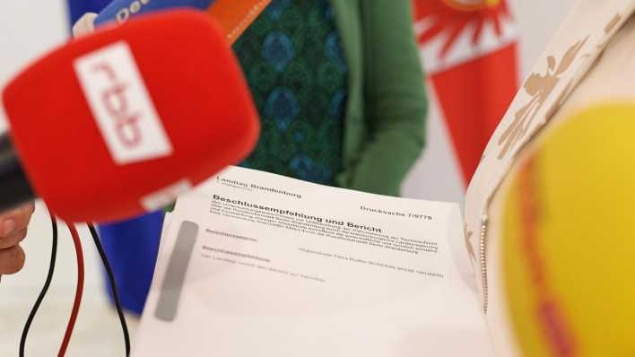 Der 1000 Seiten umfassende Abschlussbericht des rbb-Untersuchungsausschusses wird im Brandenburger Landtag vorgestellt (Bild: picture alliance/epd-bild/Christian Ditsch)