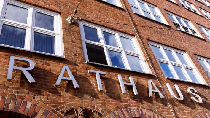 Der Schriftzug "Rathaus" am Rathaus in Cottbus.