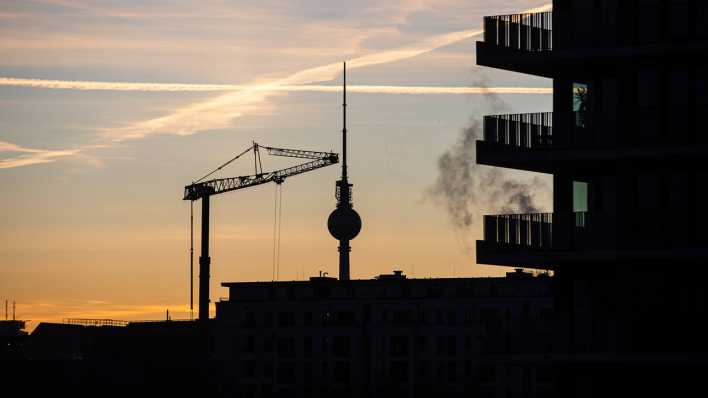 Eine Baustelle mit Kränen am Heidequartier am 29. Januar 2024 in Berlin. Im Hintergrund die Silhouette des Fernsehturms.