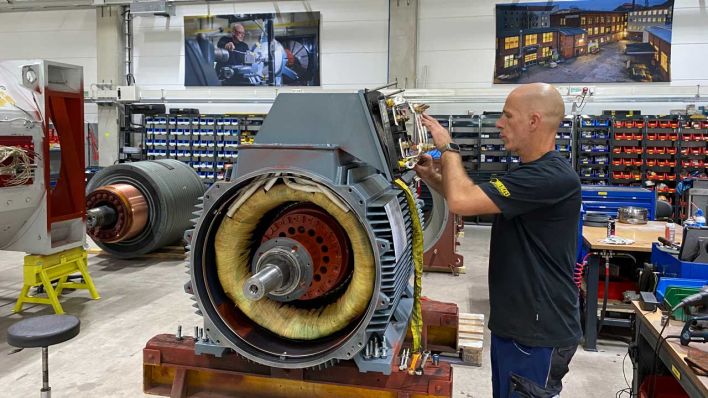 Mitarbeiter bei der Motorenmontage (Bild: rbb/Karsten Zummack)