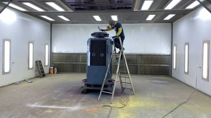 Mitarbeiter in der neuen Lackierkabine (Bild: rbb/Karsten Zummack)