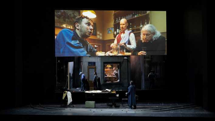 Szene aus "Melancholie des Widerstands" an der Staatsoper