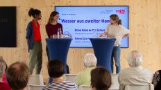 Elisa Rose und Pia Schumann, Projekt WaterMan, mit Anna Corves (Bild: Technologiestiftung Berlin/Michael Scherer) Elisa Rose und Pia Schumann, Projekt WaterMan, mit Anna Corves (Bild: Technologiestiftung Berlin/Michael Scherer)