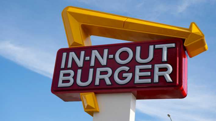 Das Leuchtschild einer In-N-Out Burgerfiliale in Los Angeles (Bild: picture alliance/ZUMAPRESS/Taidgh Barron)