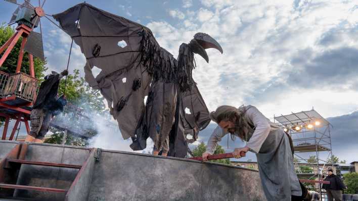 Szene aus "Krabat" mit Gevatter Tod und dem Meister gespielt von Gunnar Golkowski (Bild: Bernd Schönberger/Staatstheater Cottbus)