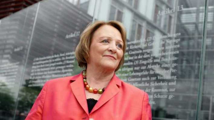 Sabine Leutheusser-Schnarrenberger vor dem Demokratie-Denkmal (Bild: Tobias Koch)