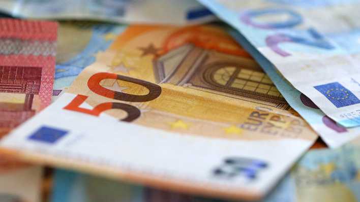 Verschiedene Euro-Scheine sind zu sehen (Bild: picture alliance/pressefoto_korb/Micha Korb)