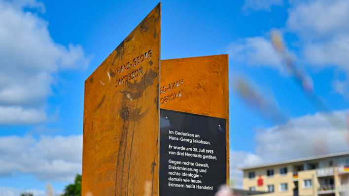 Das neue Denkmal am Bahnhof Strausberg für das Neonazi-Opfer Hans-Georg Jakobson. (Bild: picture alliance/dpa/Patrick Pleul)