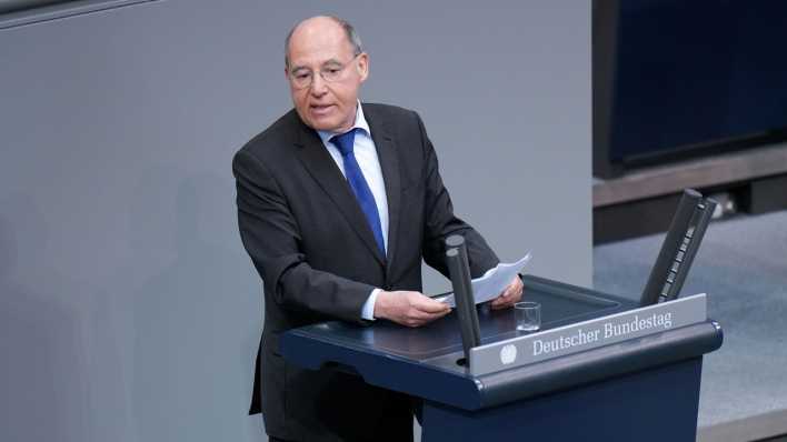 Gregor Gysi steht am Rednerpult während einer Sitzung des Bundestages.