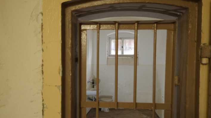 Blick in eine Zelle des ehemaligen Gefängnisses Hoheneck in Sachsen. (Bild: picture alliance/dpa/Sebastian Willnow)