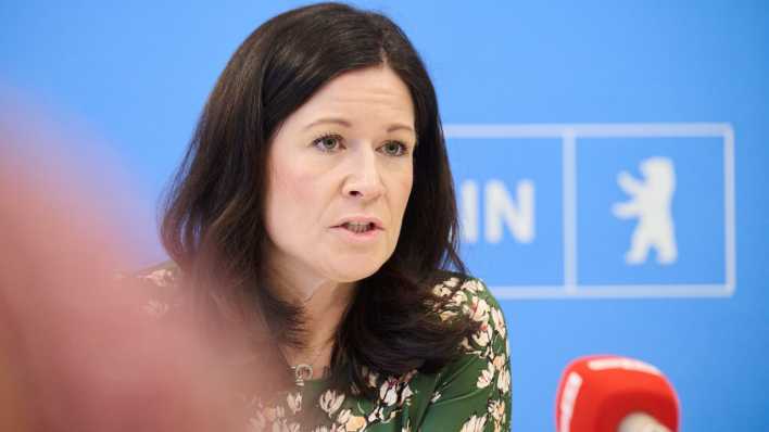 Berliner Bildungssenatorin Katharina Günther-Wünsch vor einem rbb-Mikrofon