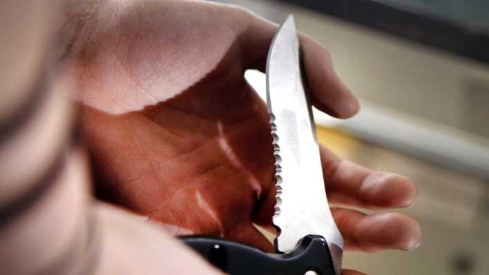 Klappmesser in einer Hand (Bild: picture alliance/dpa/Oliver Berg)