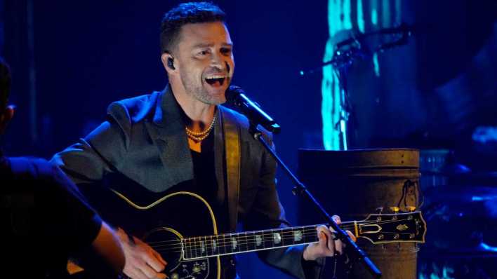 ARCHIV, April 2024: Justin Timberlake spielt Gitarre (Bild: picture alliance / Chris Pizzello/Invision/AP)