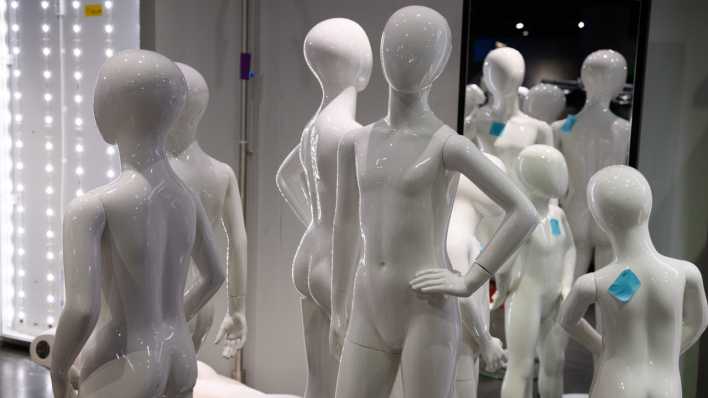 Schaufensterpuppen stehen in einem bereits leer geräumten Bereich im Luxuskaufhaus Galeries Lafayette an der Friedrichstraße in Berlin-Mitte.
