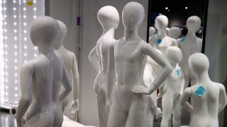 Schaufensterpuppen stehen in einem bereits leer geräumten Bereich im Luxuskaufhaus Galeries Lafayette an der Friedrichstraße in Berlin-Mitte.