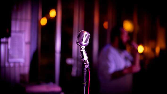 Symbolbild Poetry Slam (Bild: IMAGO/Beautiful Sports/Raphael Schmitt)