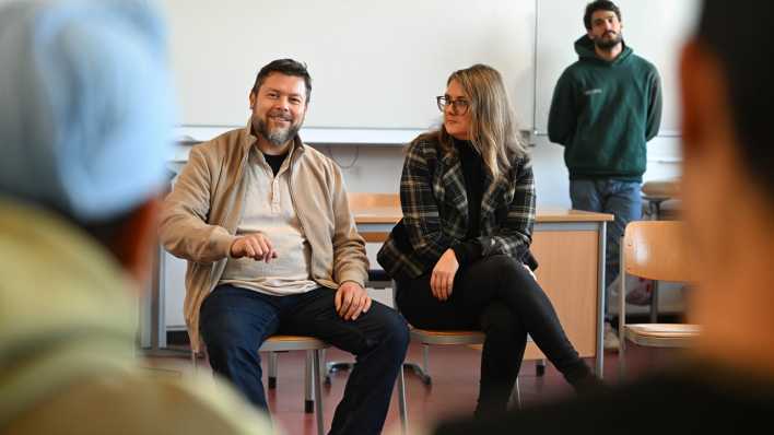 Imam Encer Cetin (links) bei einer Diskussion an einer Schule