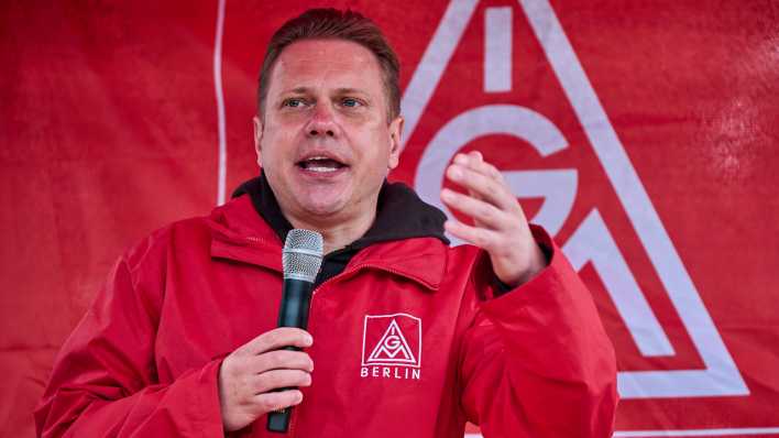 Jan Otto, Erster Bevollmächtigter der IG Metall Berlin, spricht bei der Kundgebung von Beschäftigten des Mercedes-Benz-Werks in Berlin-Marienfelde