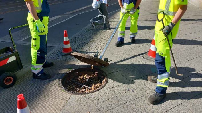 Anheben von Kanaldeckel (Bild: rbb/Annette Miersch)