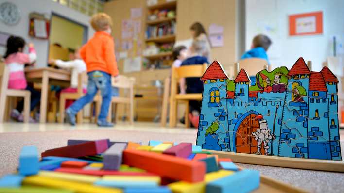 Spielzeug liegt in einer Kindertagesstätte auf dem Boden.