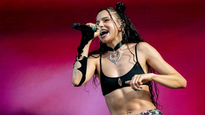 Sängerin Nina Chuba auf der Bühne