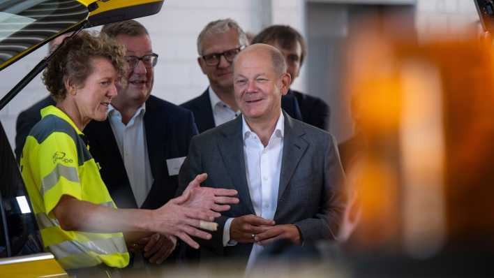 Bundeskanzler Olaf Scholz (SPD) unterhält sich beim Besuch der ADAC Straßenwacht im Rahmen der Sommerreise in seinem Wahlkreis mit ADAC-Mitarbeiterin Kathleen Andersohn.