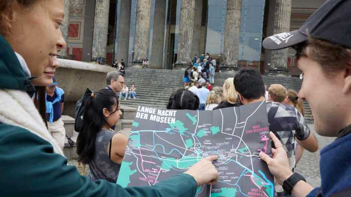 ARCHIV: Teilnehmer der «Langen Nacht der Museen» stehen wartend vor dem Alten Museum und orientieren sich an einem Plan für die Museumsnacht (Bild: picture alliance/dpa/Jörg Carstensen)