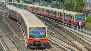 Die S-Bahnen S75 und S9 fahren durch Berlin-Friedrichshain (Bild: picture alliance / Schoening)