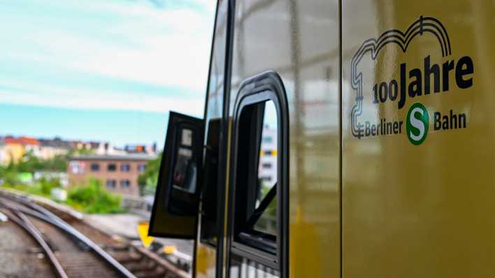 Eine S-Bahn mit der Aufschrift "100 Jahre Berliner S-Bahn" auf dem S-Bahnhof Südkreuz.