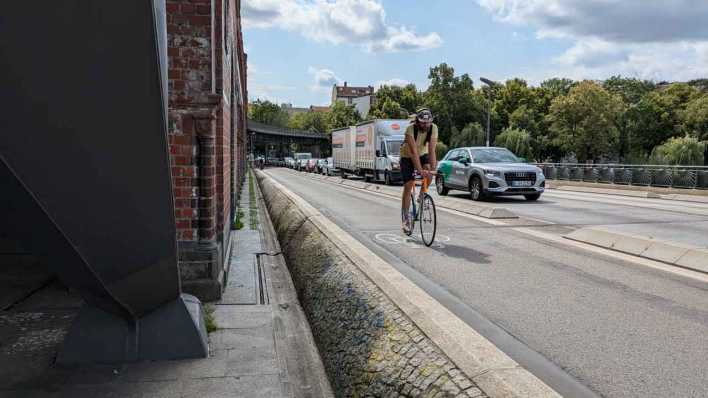 Radfahrer auf der Oberbaumbrücke (Bild: rbb/Jonas Waack)