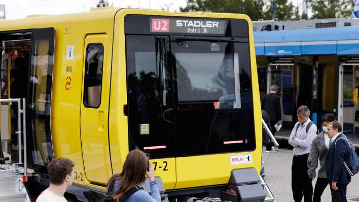 Fachbesucher besichtigen den Zug der Berliner U-Bahn des Zugbauers Stadler Rail AG bei der Präsentation auf dem Freigelände der Bahntechnikmesse InnoTrans 2024 auf dem Messegelände in Berlin.
