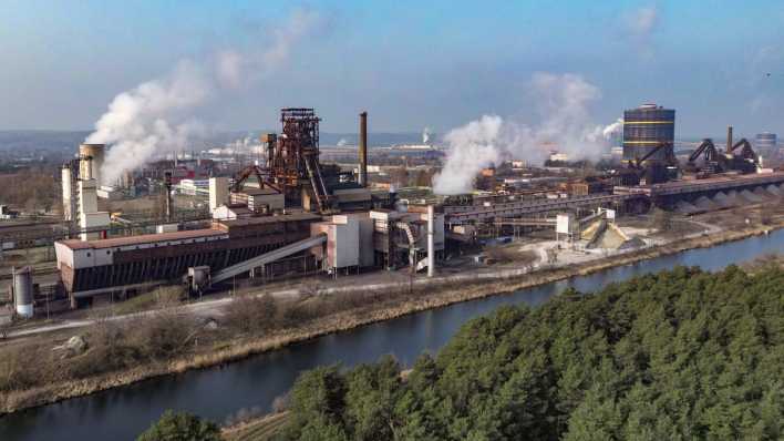 Ein Hochofen auf dem Werksgelände von ArcelorMittal Eisenhüttenstadt GmbH