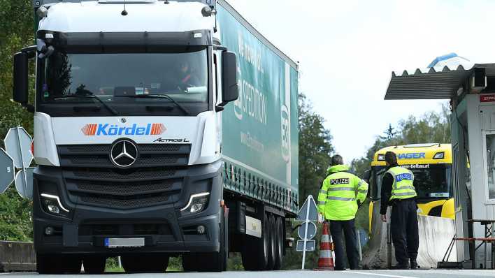 LkW stehen bei Grenzkontrollen an der deutsch-österreichischen Grenze (Bild: picture alliance/dpa/Revierfoto) LkW stehen bei Grenzkontrollen an der deutsch-österreichischen Grenze (Bild: picture alliance/dpa/Revierfoto)