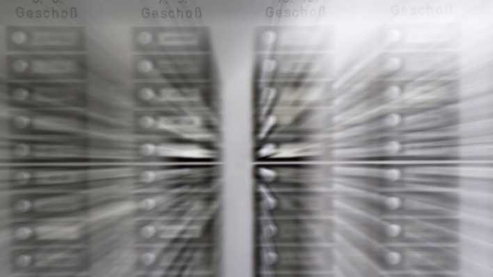 verfremdet: Klingelschild an einem Hochhaus in Berlin (Bild: imago images/epd/Juergen Blume)