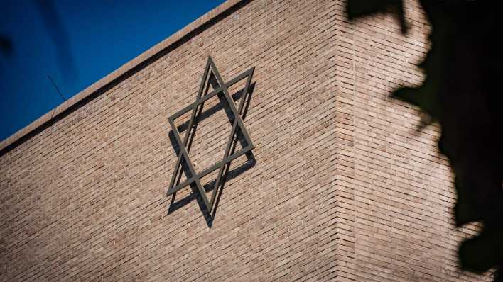 Ein Davidsterßn hängt an der Fassade des Synagogenzentrums in Potsdam.