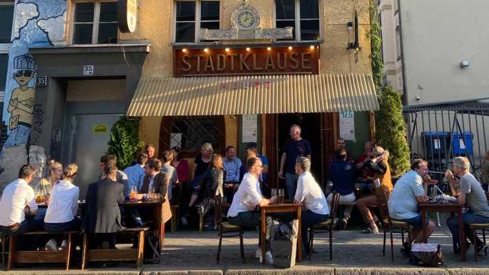 Der letzte Abend in der Stadtklause (Bild: rbb/Helena Daehler)