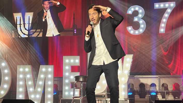 US-Stand-Up-Comedian Elon Gold bei den Jüdischen Kulturtagen in Berlin auf der Bühne (Bild: rbb/ Alexander Soyez )