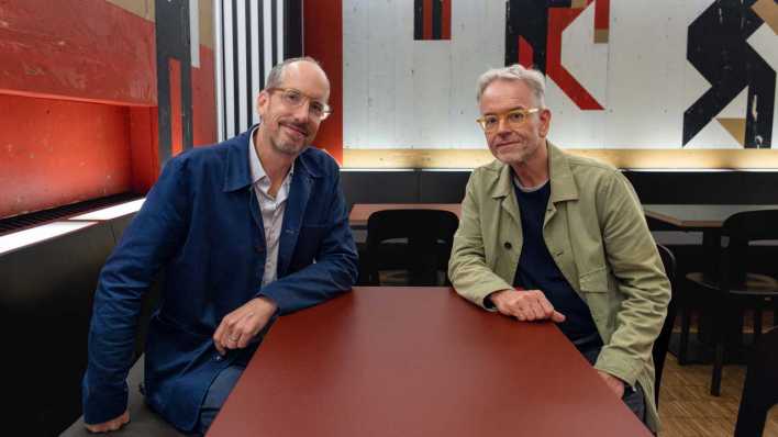 Christoph Niemann und Oliver Reese in der neuen BE-Kantine "Berliner Assemblage" (Bild: Moritz Haase)