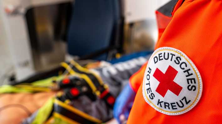 Sanitäter vom DRK Deutsches Rotes Kreuz bei einer Übung in einem Krankenwagen