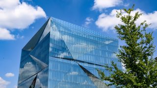 Das Bürogebäude Cube Berlin auf dem Washingtonplatz am Berliner Hauptbahnhof. (Bidl: picture alliance/dpa/dpa-Zentralbild/Jens Kalaene)