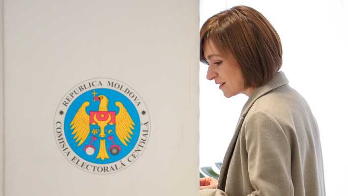 Die moldawische Präsidentin Maia Sandu betritt eine Wahlkabine.