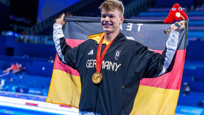 Taliso Engel vom deutschen Para-Team mit seiner Goldmedaille.