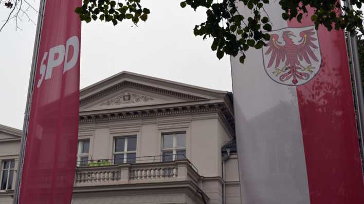Fahnen der SPD und Brandenburgs wehen vor der Brandenburger SPD Parteizentrale in Potsdam. (Bild: picture alliance/dpa/Michael Bahlo)