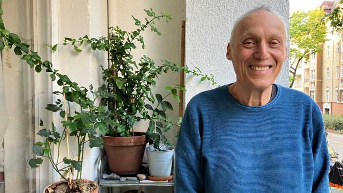 Portrait von Michael Richter auf seinem Balkon