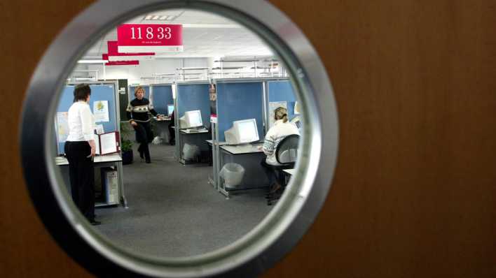 Blick in das Call-Center der 11833 in Magdeburg