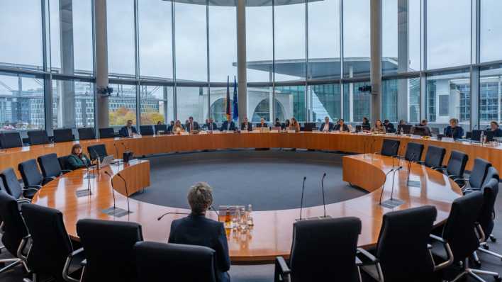 Ex-Verteidigungsministerin Annegret Kramp-Karrenbauer (CDU) sitzt als Zeugin vor dem Afghanistan-Untersuchungsausschuss des Bundestages (Bild: picture alliance/dpa | Michael Kappeler)