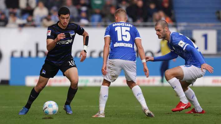Ibrahim Maza (Hertha BSC), Fabian Nürnberger (SV Darmstadt 98) und Aleksander Vukovic (SV Darmstadt 98) kämpfen um den Ball.