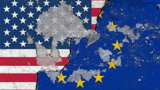 Die Nationalflagge der USA und die Flagge der Europaeischen Union auf einer Wand mit abgeplatzter und rissiger Wandfarbe sowie einem grossen Riss (Bild: picture alliance/SULUPRESS.DE/Torsten Sukrow)